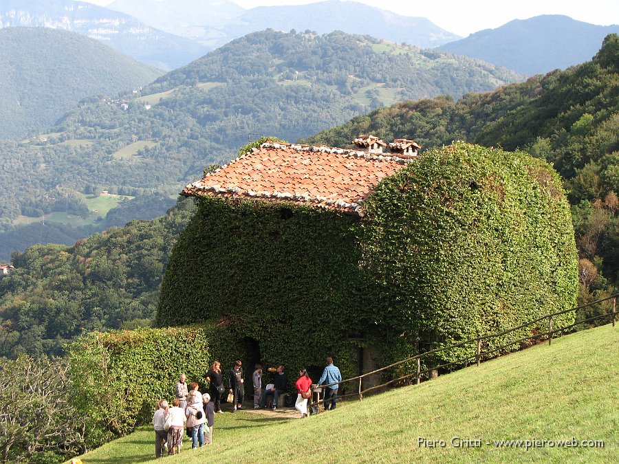 RoccoloAvesaGanda 020.jpg - Tutto il casello è circondato da piante, solo il tetto è libero